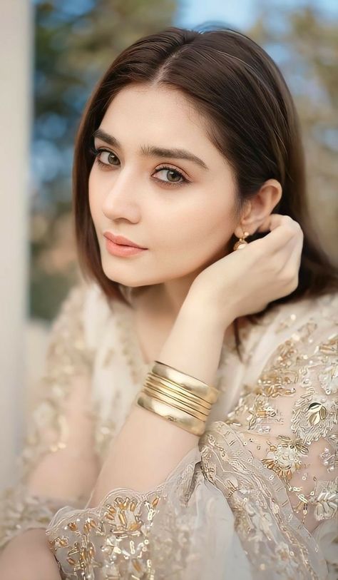 Actress Dress, Cover Post, Sana Javed, Hijab Makeup, Beauty Killer, Cute Celebrity Couples, Beautiful Photoshoot Ideas, Reading Art, Public Transportation