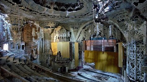 1) The United Artists Theatre Building Detroit Ruins, Abandoned Detroit, Gothic Interior, Abandoned House, Abandoned Mansions, Peeling Paint, Motor City, American Cities, Abandoned Buildings