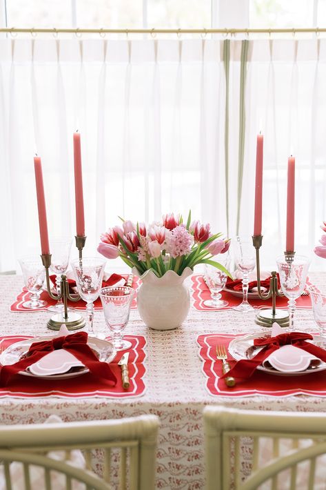 Grab your Gals - Sarah Tucker Red and Pink Tabletop Pink And Red Party, Red Tablescape, Pink Red Christmas, Red Christmas Table, Georgia Christmas, Christmas Must Haves, Red Table Runner, Sarah Tucker, Bow Theme