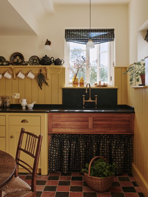 Victorian Country House | South Coast Country Mid Century Modern, Victorian Kitchen Aesthetic, Modern Victorian Kitchen, Edwardian Decor, Victorian Kitchens, Victorian Country House, Kitchen Victorian, Aga Kitchen, Prepper Pantry