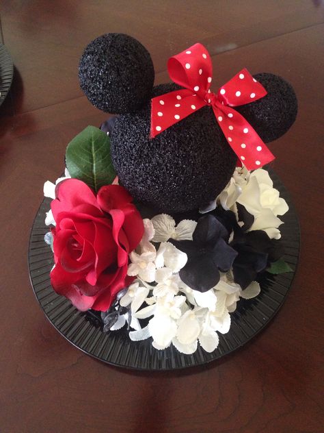 Disney Mickey and Minnie wedding centerpiece. Minnie Mouse Wedding, Disney Centerpieces, Disney Wedding Centerpieces, Disney Wedding Favors, Minnie Mouse Roja, Mickey Mouse Wedding, Wedding Disney, Disney Honeymoon, Disney Bridal Showers