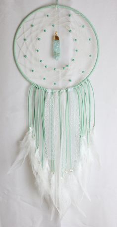 Green Dreamcatcher, Green Dream Catcher, Dreams Catcher, Atrapasueños Diy, Dream Catcher Tutorial, Dream Catcher Diy, Beautiful Dream, White Feathers, Dreamcatchers