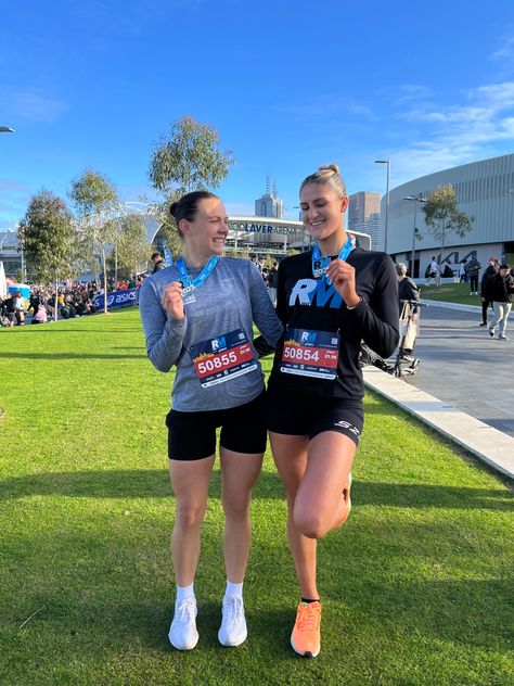 Race Day Outfits Running, Marathon Photo Ideas, Marathon Astetic, Half Marathon Pictures, Friends Running Aesthetic, Half Marathon Aesthetic, Running Besties, Marathon Pictures, Race Pictures Running