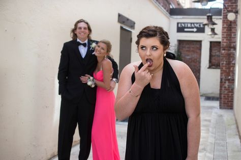 Third Wheel Prom Pictures, Homecoming Group Pictures Funny, Prom Picture Poses Funny, Funny Prom Pictures Couples Best Friends, 3 Person Prom Pictures, Prom Picture Poses For Friends Funny, Best Friend Prom Pictures, Third Wheeling, Formal Pictures