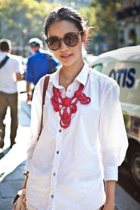 Red Necklace Outfit, Chunky Necklace Outfit, How To Wear Shirt, Dress Smart, Necklace Outfit, Production Design, Smart Women, Red Jeans, Wear Red