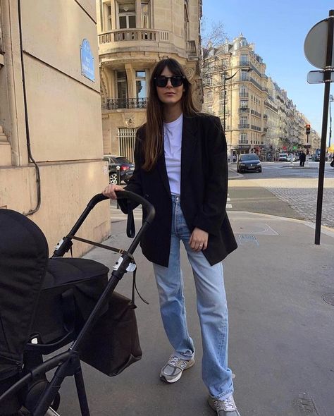 Leia Sfez, Style Uniform, Estilo Ivy League, Sneaker Outfits Women, Estilo Ivy, Style Moodboard, Learning French, French Street Fashion, Chic Sneakers