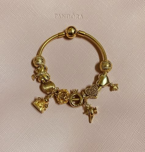 Pandora Bracelet Ideas, Pandora Bracelet Charms Ideas, Pandora Bracelet Designs, Dope Jewelry Accessories, Pandora Gold, Wrist Jewelry, Gold Pendant Jewelry, Piercings Jewelry, Jewelry Accessories Ideas