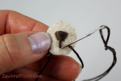 Cat Nose, How To Stitch, Animal Knitting Patterns, Crochet Fabric, Felt Brooch, Animal Brooch, Le Crochet, Simple Embroidery, Crochet Bear