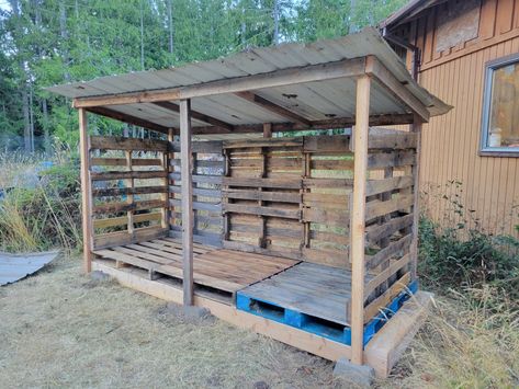 Diy Pallet Wood Shed, Diy Pallet Shed Outdoor Storage, Firewood Storage Outdoor Pallet, Pallet Wood Shed, Diy Pallet Shed, Outdoor Wood Storage, Pallet Shed Plans, Firewood Storage Outdoor, Pallet Barn