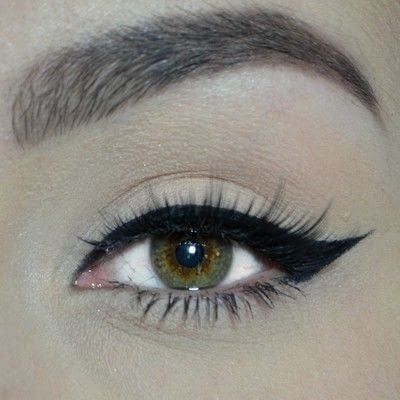 Wing Eyeliner Looks, Winged Eyeliner Aesthetic, Thick Winged Eyeliner, Wings Eyeliner, Black Winged Eyeliner, Eyeliner Wing, Wing Eyeliner, Winged Eyeliner Tutorial, Winged Eye