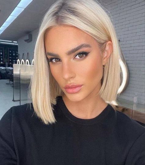 2024's Ultimate Guide to Blonde Hair Colour Ideas & Trends Short Platinum Hair, Ice Blonde Hair, Blonde Summer, Hair 2024, Blonde Hair Inspiration, Blonde Hair Looks, School Looks, Blonde Bobs, 짧은 머리