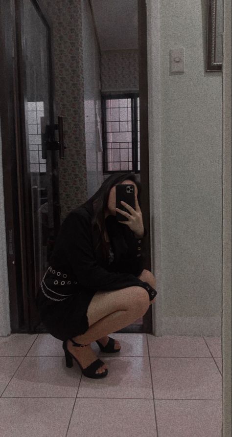 Squat Pose, Mirror Selfie, Mirror