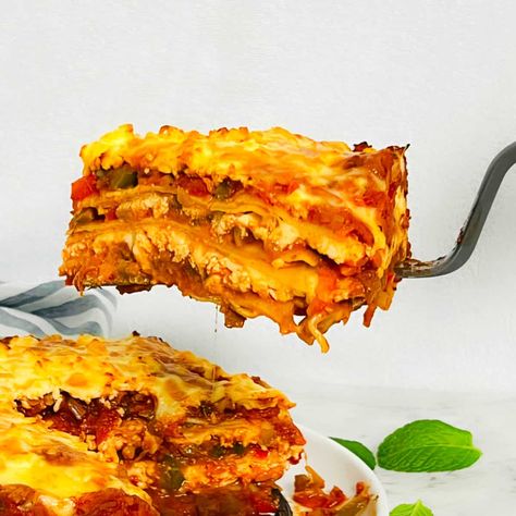 Paneer Lasagna / Easy Vegetarain Lasagna Lasagna Easy, Delicious Family Dinners, Indian Cookbook, Comfort Casseroles, Vegetarian Lasagna, Crowd Pleasing Recipes, Lasagna Recipe, Easy Weeknight Dinners, Easy Vegetarian