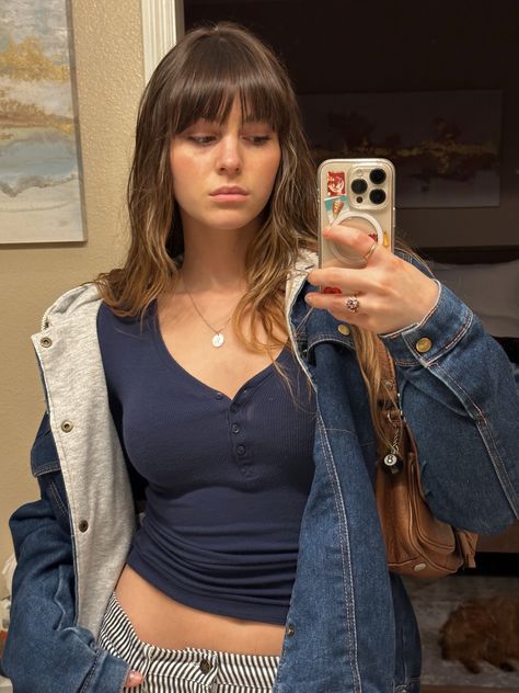 jane birkin bangs. Brunette haircut hairstyle inspo. Winter jacket outfit. Mirror selfie denim jacket bangs beunette hairstyle Jane Birkin Bangs, Jane Birkin Hair, Birkin Bangs, Bangs Brunette, Brunette Haircut, Outfit Mirror Selfie, Full Bangs, Hairstyle Inspo, Haircut Hairstyle