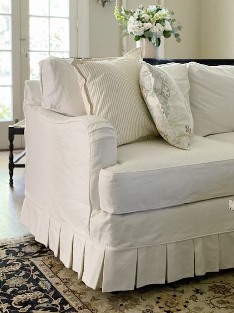 French Country Sofa Slip Covers, Slipcovered Chairs Living Room, Slip Covered Sofa Living Room, Slipcovered Sofa Living Room, Country Couches, Lakehouse Living Room, Living Room Chair Covers, Classic Furniture Living Room, Modern Farmhouse Living Room Decor