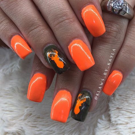 Browning Nails Design Deer, Camo Nail Ideas, Deer Nails Hunting, October Nails Acrylic Short, Hunting Nails Deer, Fall Or Halloween Nails, Deer Hunting Nails, Deer Nail Designs Hunting Season, Deer Hunting Nail Designs