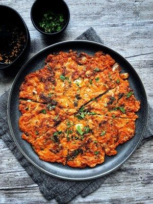 Kimchi Pancake Recipe, Kimchi Pancakes, Kimchi Pancake, Korean Pancake, Dinner Party Appetizers, Pancakes For Dinner, Korean Food Recipes, Kimchi Recipe, Savory Pancakes