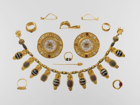 Set of jewelry | Etruscan | Late Archaic | The Metropolitan Museum of Art Etruscan Jewelry, Ancient Roman Jewelry, Roman Jewelry, Ancient Jewellery, Historical Jewellery, Roman Art, Ancient Jewelry, Glass Pendant Necklace, Rock Crystal