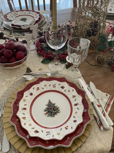 Red Christmas Table, Christmas Table Setting Ideas, Villeroy & Boch Christmas, Tree Decoration Ideas, Dinner Gifts, Table Setting Ideas, Christmas Table Setting, Christmas Dreaming, Xmas Dinner