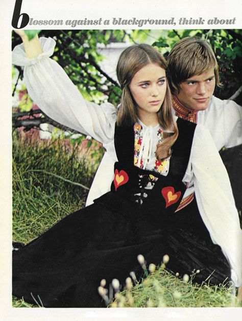 November 1970. 'Do you yearn for sunny meadows, bright field flowers and tall grass? You've some of the peasant in you... here's how to express it head to toe.' Weird Outfits, Seventeen Magazine Fashion, Just Seventeen, 1970s Hairstyles, Hippie Movement, 70’s Style, Field Flowers, Magazine Images, Seventies Fashion