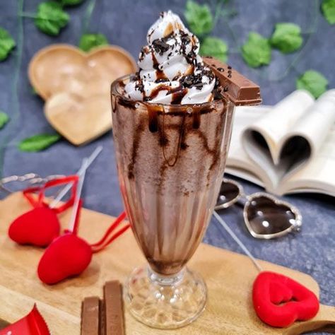 Kit Kat Shake, Kitkat Milkshake, Kitkat Shake, Pizza Craft, Best Milkshakes, Milkshake Recipes, Kit Kat, Vanilla Ice Cream, Whipped Cream