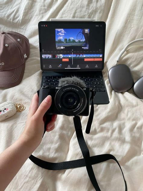 Vlogging Setup Ideas, Sony Zve10 Aesthetic, Tik Tok Content Creator, Digital Content Creator Aesthetic, Content Creator Lifestyle, Content Creator Setup, Youtube Content Creator Aesthetic, Vlogging Camera Aesthetic, Photos With Camera