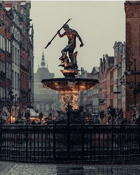 Gdansk Aesthetic, Polska Aesthetic, Poland Culture, Travel Poland, European Bucket List, Poland Fashion, Visit Poland, Red Veins, Gdansk Poland