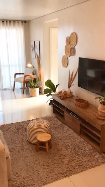 Rachel Andrade | Decoração de Interiores on Instagram: "Sala boho chic em detalhes 🧡🤎" Apartment Style, Eclectic Interior, July 4, Tv Room, Dream House Decor, Decor Interior Design, Ideal Home, Cozy House, Home Decor Ideas