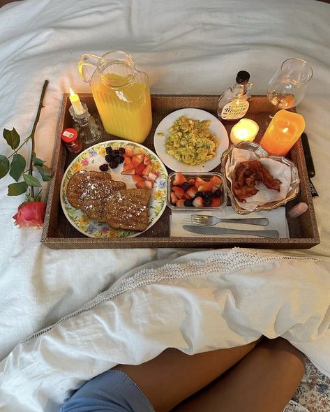 Breakfast In Bed Aesthetic Couple, Mother’s Day Breakfast In Bed, Breakfast For Two Romantic Mornings, Breakfast In Bed Ideas For Boyfriend, Luxury Breakfast Aesthetic, Romantic Breakfast In Bed, Anniversary Breakfast, Couple Chic, Cute Breakfast Ideas