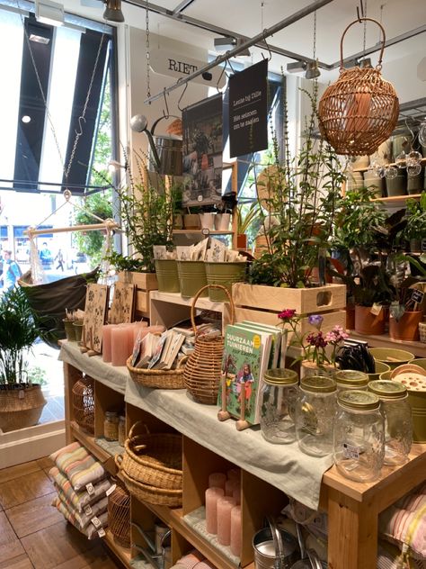 Cute place Anthropology Store Display, Cute Shop Ideas, Small Shop Aesthetic, Shop Ideas Design, Small Gift Shop Interiors, Gift Shop Interiors, Farmers Market Display, Antique Booth Displays, Herbal Store