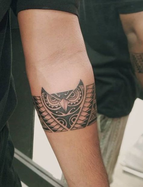 traditional Maori tattoo and a normal tattoo is that it creates a grooved texture on the skin as opposed to the smooth Armband Tattoo Men, Pols Tattoo, Polynesian Tattoo Meanings, Band Tattoos For Men, Black Armband, Empowering Tattoos, Women Celebrating, Armband Tattoos, Polynesian Tattoos