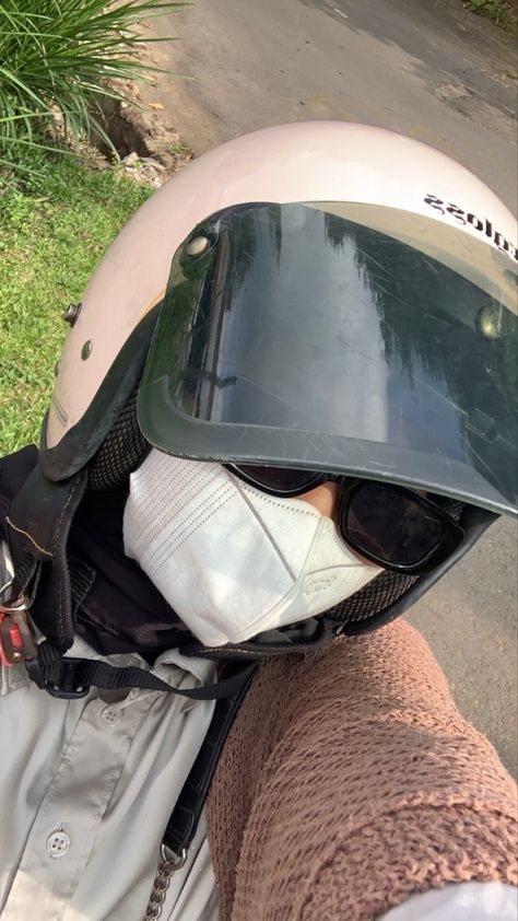 selfie Helm Bogo Aesthetic, Helm Bogo, Aesthetic Hijab, Modern Office Interiors, Casual Hijab, Casual Hijab Outfit, Hijab Girl, Aesthetic Photography Grunge, Business Planner