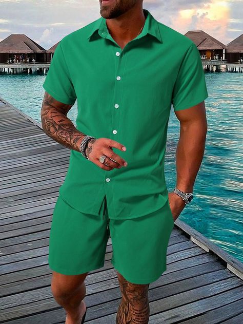 Men Solid Shirt & Shorts Beach Wedding Guest Outfit Men, Mens Outfits For Wedding Guest, Shorts Verde, Mens Beach Style, Mens Business Casual, Color Wars, Costura Fashion, Business Casual Shirts, New Mens Fashion