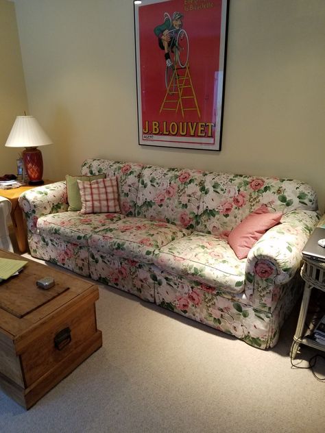 Floral Couch Living Room Modern, Floral Couch Aesthetic, Floral Couch Living Room, Vintage Floral Couch, Floral Couch, Colorful Couch, Mini Couch, Floral Sofa, Girl Apartment