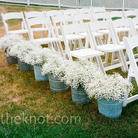 Ideas para sentar a los invitados en la boda, Ideas for seating guests at the wedding #paniculata #whitechair #decoraciónpasilloboda Diy Wedding Table, Deco Champetre, Wedding Decorations On A Budget, Rustic Wedding Inspiration, Aisle Decor, Rustic Country Wedding, Baby's Breath, Pretty Wedding, Diy Wedding Decorations