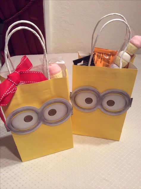 Bolsas personalizadas como Minions para fiesta. #FiestaMinions Minion Goodie Bags, Minion Girl Party, Minion Mask, Despicable Me Birthday Party, Minion Party Favors, Minion Party Theme, Minion Baby Shower, Minions Birthday Theme, Despicable Me Birthday