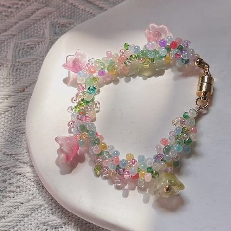 Spring garden beaded bracelet 🌿🌸#springfashion #bracelet #handmade #foryou #instafashion Cute Handmade Bracelets, Flower Beaded Jewelry, Cute Beaded Bracelets, Stylish Jewelry Accessories, Beaded Flowers Patterns, Diy Jewelry Unique, Bracelet Craft Diy, Bead Charms Diy, Diy Bracelets Patterns