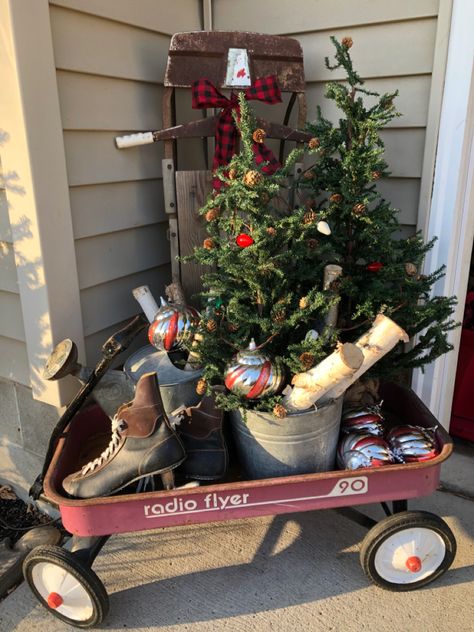 Outdoor Christmas Display, Christmas Tree Lots, Christmas Light Displays, Front Porch Christmas Decor Ideas, Porch Christmas Decor Ideas, Porch Christmas Decor, Front Porch Christmas, Christmas Decor Ideas Diy, Christmas Front Porch