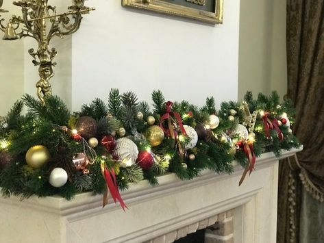 Christmas Mantel Garland, White Christmas Garland, Navidad Natural, Mantel Garland, Christmas Wreaths With Lights, Golden Christmas, Christmas Mantel, Santa Claus Is Coming To Town, Christmas Themes Decorations