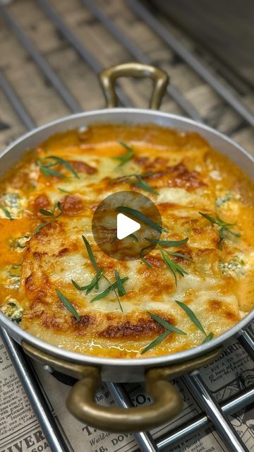 Sofia Misabishvili on Instagram: "Spinach and Ricotta Cannelloni  🤔Strangely enough, the dried tubes of cannelloni I remember from childhood seem to have disappeared from my local supermarket, though they are still available in larger stores. I do have a go with sheets of fresh egg lasagne, however, and can confirm that, if you’re short of time, these also work a treat.  Ingredients: -2 fresh lasagne sheets, cut in half, or 6 cannelloni tubes  TOMATO SAUCE: -1 tbsp of extra virgin olive oil -1 garlic cloves, sliced -200 g tin of chopped tomato -Salt and pepper to taste   FILLING: -100g of spinach -100g of ricotta -1 cloves garlic  -5 g of Parmesan -freshly grated nutmeg to taste  -freshly ground black pepper -salt to taste  BÉCHAMEL SAUCE: You can buy ready-made bechamel or prepare it at Cannelloni Recipes Italian Sausage, Spinach And Ricotta Cannelloni, Caneloni Recipe, Bechamel Recipe, Tomato Salt, Spinach Cannelloni, Ricotta Cannelloni, Cannelloni Pasta, Simple Tomato Sauce