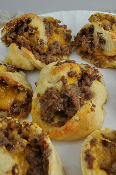 Make Ahead Sausage Pinwheels {Crescent Rolls and Cheese} Sausage Egg And Cheese Pinwheels, Italian Sausage Crescent Rolls, Sausage Pinwheels With Crescent Rolls, Ground Sausage Breakfast, Sausage Pinwheel, Sausage Breakfast Recipes, Crescent Pinwheels, Pecan Puffs, Sausage Crescent