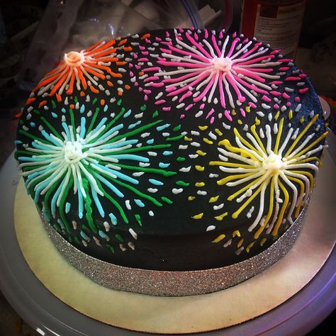 Fireworks cake Firework Cake, Fancy Desserter, Fireworks Cake, Rodjendanske Torte, Red Birthday Cakes, Baileys Cheesecake, Chandelier Cake, Decoration Patisserie, 4th Of July Cake