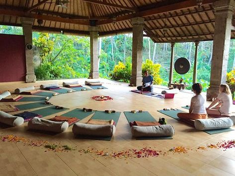 Yoga Studio Interior, Yoga Studio Ideas, Yoga Room Design, Bali Yoga Retreat, Yoga Place, Yoga Shala, Bali Yoga, Ashtanga Vinyasa Yoga, Yoga Ashtanga