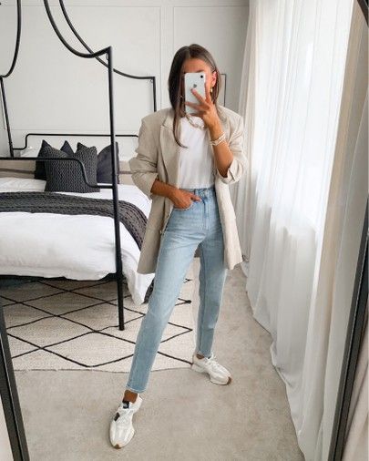 LIKEtoKNOW.it Phoebe Gore, Light Jeans Outfit, Spring Uniform, Mom Jeans Outfit Summer, New Balance Outfit, Walking Outfits, Mom Jeans Outfit, Jeans Claro, New Balance 327