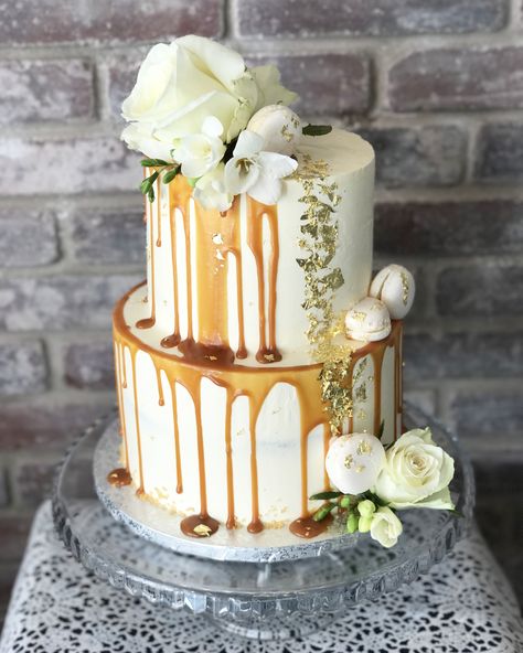 Caramel Drip Wedding Cake, Caramel Wedding Cake, Caramel Wedding, Drip Wedding Cake, Wedding Cake Vanilla, Carmel Weddings, Wedding Cake Flavors, Coconut Caramel, Caramel Cake