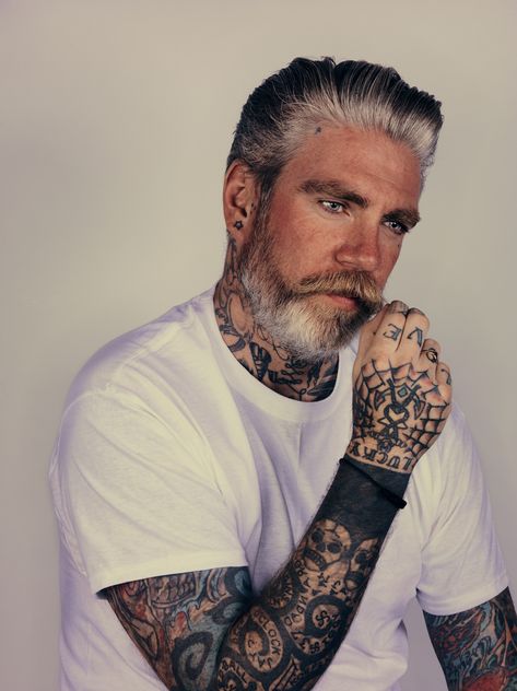 Hottest man I've ever seen. Guy With Tattoos, Trendy Mens Hairstyles, Tattoo Old School, Metal Tattoo, Beard Tattoo, Hair Styles 2017, Tattoo Sleeve Men, Handsome Man, Hair And Beard Styles