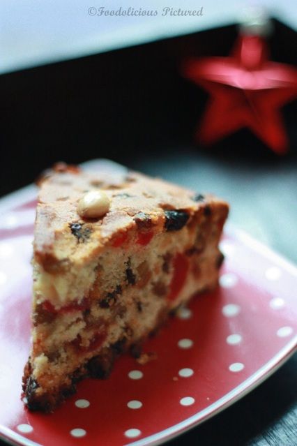 Scottish Dundee Cake, Dundee Cake Recipe, Fruit Bars Recipe, Dundee Cake, Scottish Desserts, British Baking Show Recipes, English Desserts, Scottish Breakfast, Scottish Dishes