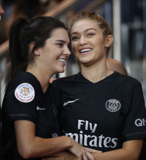 PSG fans Kendall and Gigi Gigi And Kendall, Gigi Kendall, Gigi Hadid Outfits, Sports Illustrated Models, Kendal Jenner, Hadid Sisters, Soccer Match, Gigi Bella, Bff Goals