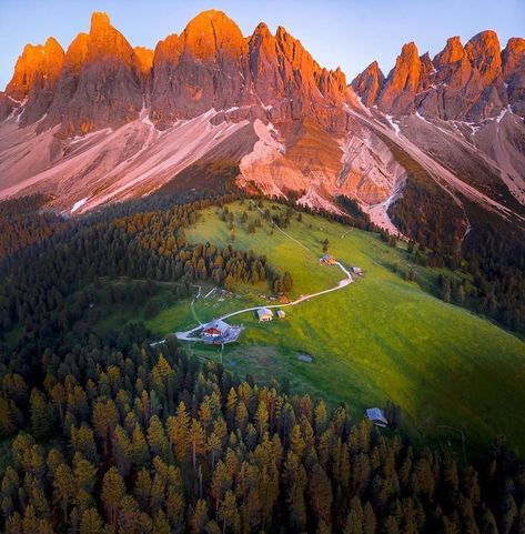 Dolomiti da sogno ⛰️ в Instagram: «Stunning sunset at the presence of Odle dolomites 🌅 . . Dolomiti 🏔 📸 Foto di: @dope4travel ↟ Congratulazioni per il tuo scatto…» Stunning Sunset, Best Photos, Monument Valley, Grand Canyon, Cool Photos, Street Art, Natural Landmarks, Photographer, Travel