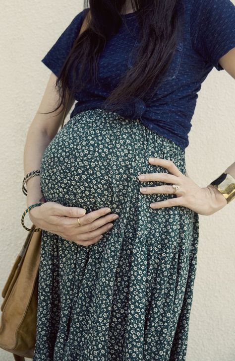 simple & beautiful maternity style, skirt pulled high over the belly & soft t-shirt with excess length knotted to the side to feature the lovely bump Baby Bump Style, Preggo Fashion, Cute Maternity Outfits, Stylish Maternity Outfits, Maxi Rok, Pregnancy Looks, Pregnancy Wardrobe, Bump Style, Mama Style